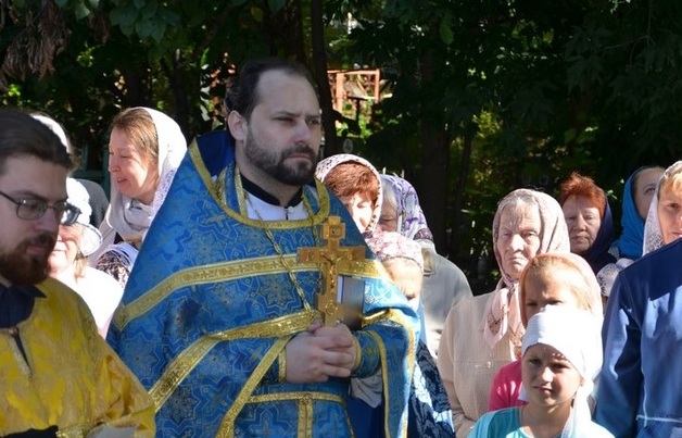 Псковский священник, которого поймали с метамфетамином и оружием, вернулся к службе в храме