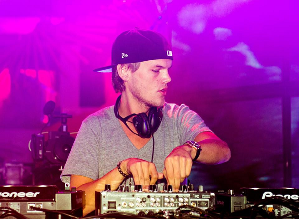 Названа причина смерти диджея Avicii