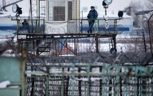 Пыточные тюрьмы современной России: «И стали ложкой засовывать мне эту кашу в задний проход»