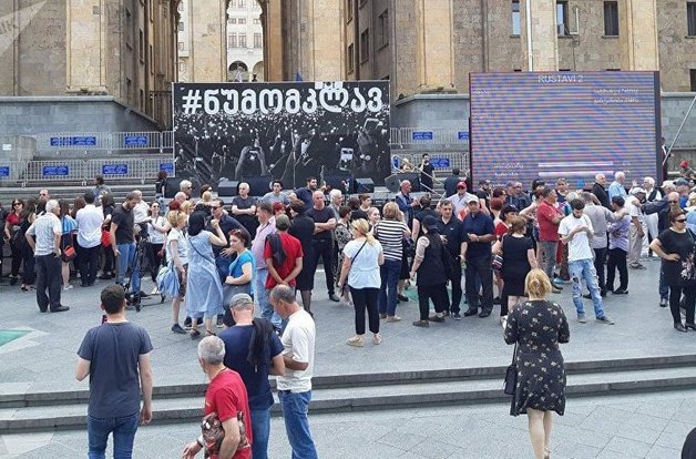 В Тбилиси задержали оппозиционеров и стягивают спецназ в центр города