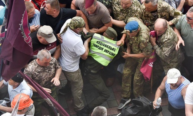 Штурм Рады: появились первые видео стычек полиции и митингующих