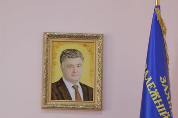 Филатов заявил, что в кабинетах чиновников не нужен портрет Порошенко