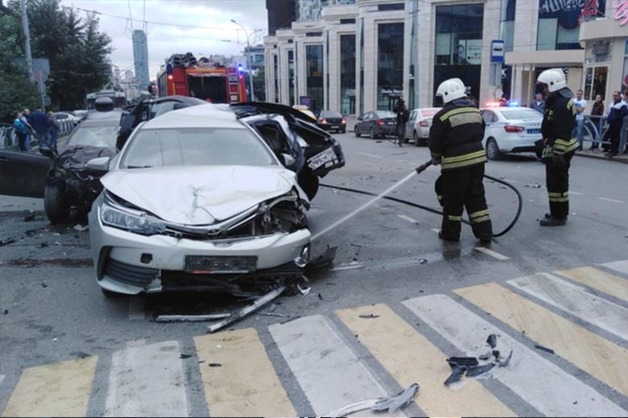 Виновники смертельного ДТП с 5 автомобилями в Екатеринбурге оказались угонщиками