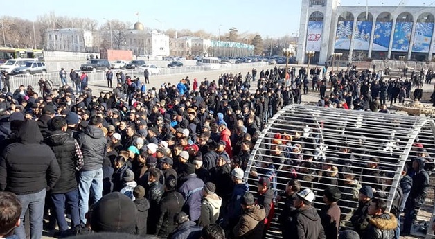 В Киргизстане полиция начала разгон митинга в поддержку Атамбаева