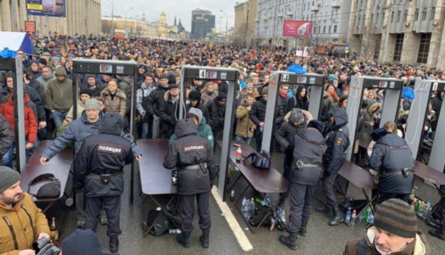 "Рот закрой!" На митинге в Москве полиция поиздевалась над активисткой