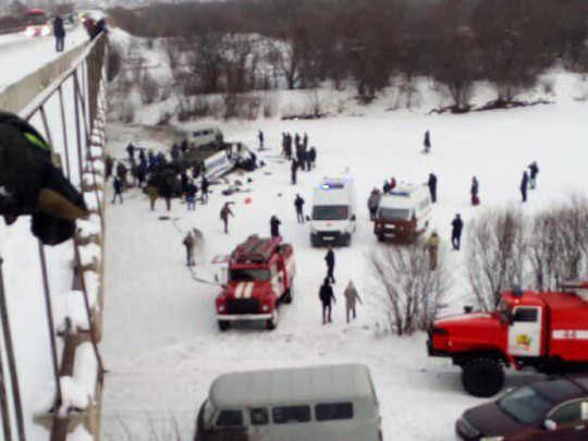 Появилось видео с места падения автобуса с моста в Забайкалье