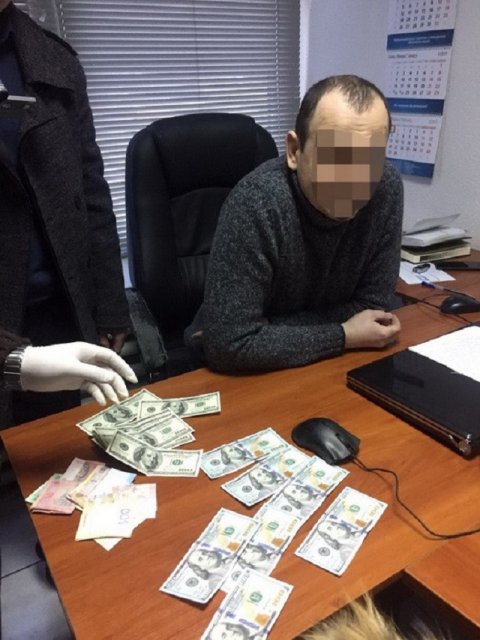 Руководитель таможенного поста в Одессе попался на взятке в $2500 - фото 32286