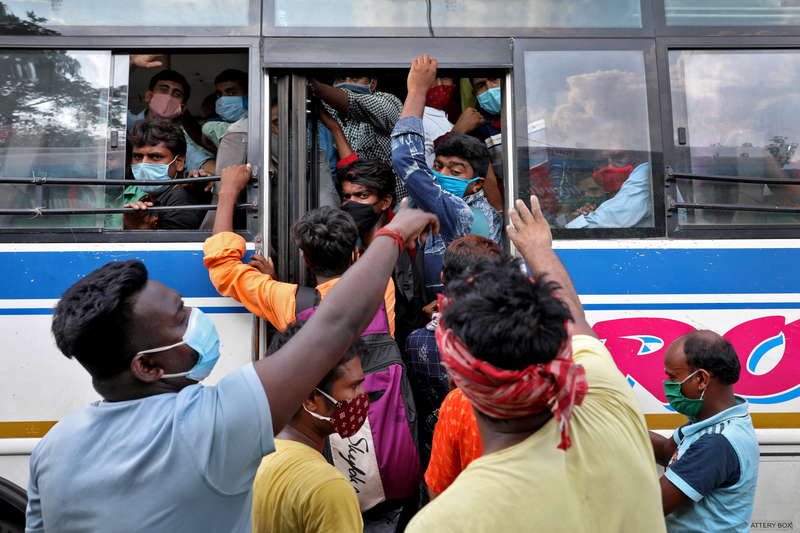 Migrant workers board an overcrowded bus to return to their cities and villages after the West Bengal state government imposed a partial lockdown to limit the spread of the coronavirus disease (COVID-19) in Kolkata, May 6, 2021. REUTERS/Rupak De Chowdhuri