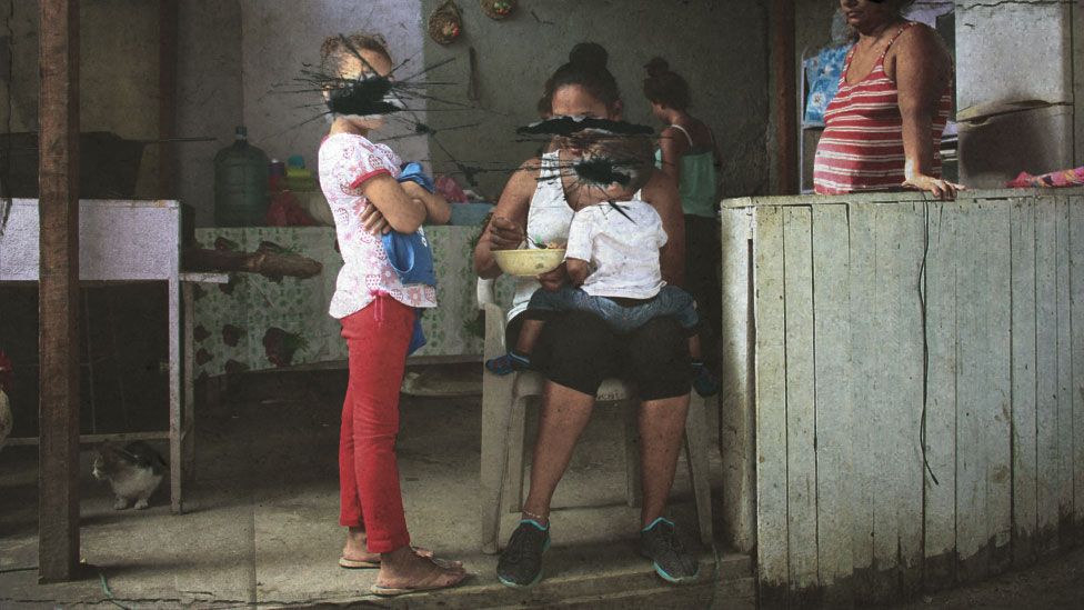 Mujeres y niños en Rivera Hernández, San Pedro Sula, Honduras. (Foto: Leire Ventas / Arte: Kako Abraham) kzixuidzidekglv