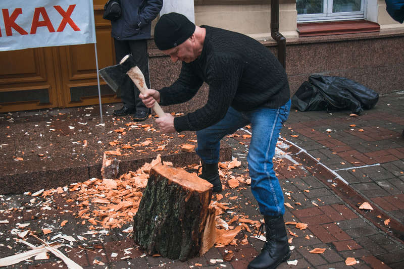 Пикет провели в сатирическом стиле