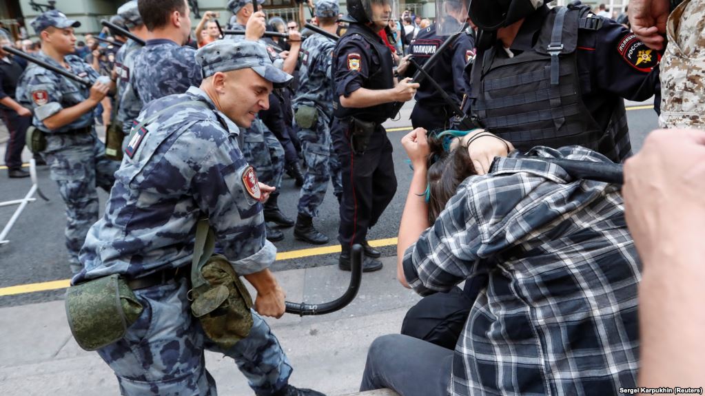 Картинки по запросу полиция бьет протестующих в  москве