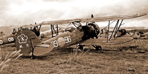 «Мобилизованный» в камикадзе учебный Ki-9, обнаруженный союзниками на аэродроме Кикути под Мацуурой (Хонсю). В качестве зажигательного боеприпаса в задней кабине он несёт бочку с бензином. - Цвета военного неба: камикадзе — «божественный ветер» отчаяния | Военно-исторический портал Warspot.ru