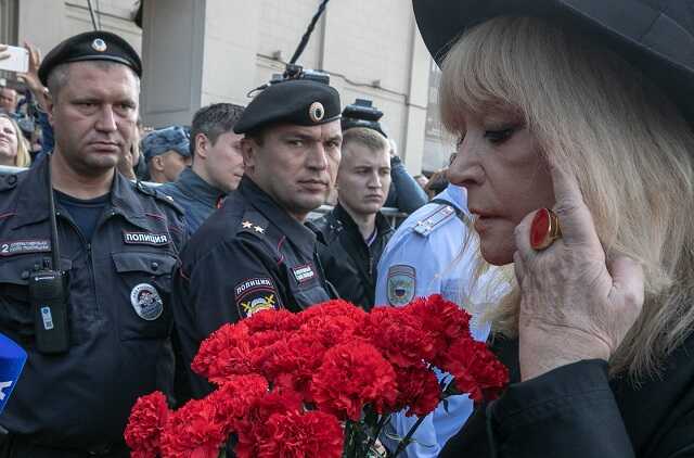 Опубликовано первое видео с Пугачёвой на похоронах модельера Юдашкина